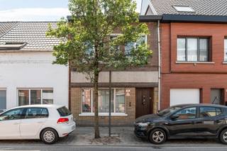 Ligging: Rustig doch centraal gelegen in een charmante straat met veel parkeermogelijkheden in het centrum van Turnhout.Omschrijving:Deze stadswoning...