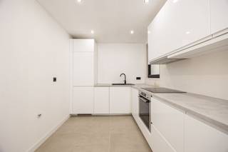 <p><span><br /><br /></span></p><p><span>En plein cœur de la ville, se trouve cette maison entièrement rénovée avec une façade peinte en blanc et de hauts plafonds. Tant les techniques (électricité et chauffage) que les finitions sont nouvelles : fenêtres en PVC noir avec double vitrage super isolant, spots LED intégrés au plafond, chaudière à condensation (gaz), grilles de ventilation, vidéophone, toit à pignon et gouttière rénovés, etc. Le score epc favorable de …(label …) a été obtenu grâce à l'installation d'une épaisse couche d'isolation dans le toit et les murs. Au rez-de-chaussée, le salon reçoit beaucoup de lumière grâce à de grandes fenêtres allant jusqu'à la hauteur du plafond. Les carreaux de céramique à motif de bois de sont posés de manière festonnée. Une porte arrière permet d'accéder à la petite cour depuis l'espace de vie. La grande salle d'eau (toilettes suspendues) a été agrémentée d'un meuble-lavabo. La cuisine se trouve à un niveau intermédiaire, accessible par un escalier en béton massif avec revêtement. Cette cuisine équipée sans poignées et très brillante décrit une forme en L et comprend des appareils de Bosch : réfrigérateur, congélateur, four et plaque de cuisson. On y trouve également un petit lave-vaisselle et une hotte aspirante. La salle de bain à l'étage comprend une armoire noire avec miroir rond (éclairage intégré), des toilettes suspendues, une douche à l'italienne (fonction pluie) avec paroi en verre et un radiateur design blanc. Au premier étage, côté rue, se trouve la chambre principale avec un sol stratifié et deux grandes fenêtres. Sous le toit, la chambre ouverte occupe tout l'étage. Le plafond est fini jusqu'au faîte. Le Mobiscore officiel presque parfait s'élève à 9,6 sur 10.</span></p>