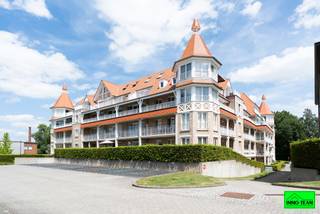 +++ Termurenlaan 18 BT02, Erembodegem +++<br /><strong><span><br /></span></strong><span>Ontdek dit <strong>lichtrijke appartement </strong>op een uiterst <strong>rustige ligging aan de Dender</strong>, in de residentie 'Denderhof'. Dankzij de centrale locatie bevinden winkels, scholen, openbaar vervoer en andere voorzieningen zich op korte afstand. </span><span>Via de inkomhal met gastentoilet betreedt u de ruime en <strong>aangename leefruimte</strong>, waar de grote raampartijen zorgen voor een overvloed aan natuurlijk licht. Vanhieruit heeft u toegang tot het terras en de tuin. De <strong>semi-open keuken </strong>sluit naadloos aan op de leefruimte en biedt een praktische indeling. </span><span>Het appartement beschikt over <strong>twee volwaardige slaapkamers </strong>en een bureau of extra kinderkamer. De <strong>ruime badkamer</strong> is uitgerust met een <strong>dubbele lavabo, ligbad en een tweede toilet</strong>. Daarnaast is er ook een aparte douchekamer. </span><span>Bent u op zoek naar een rustig gelegen appartement met een mooie lichtinval en alle voorzieningen binnen handbereik? Dan is dit zeker een bezoek waard. Contacteer ons via 0478/059069 of info@immoteam.be</span>