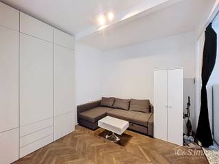 <p>Gelijkvloers gelegen studio appartement met terras en volledig bemeubeld gelegen aan de Britselei. U geniet van een bijzonder rustige ligging achteraan in het gebouw.<br />De open, ingerichte keuken is voorzien van een kookplaat, dampkap, microgolfoven, oven, koelkast met vriesvak en wasmachine. Vanuit de keuken heb je rechtstreeks toegang tot het gezellige terras, een fijne plek om even buiten te zitten.<br />De leefruimte is afgewerkt met parket en ingericht met een zetelbed. Daarnaast is er een aparte slaaphoek met dubbel bed en praktische maatkast. De ingerichte badkamer beschikt over een douche, toilet en badkamermeubel.<br />Verder beschikt het appartement over een privatieve kelderberging, een privatieve elektriciteitsmeter en is er een fietsenstalling aanwezig in het gebouw. Het meubilair zoals afgebeeld op de foto's is inbegrepen.<br />Beschikbaar vanaf 1 november.<br />Enkel verhuur op lange termijn mogelijk.</p>