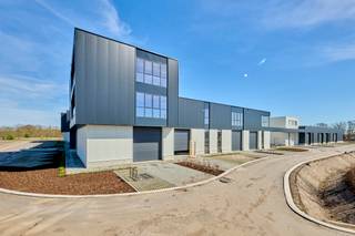 Nieuwbouwproject te Genk - BEDRIJVENPARK KOMPELLAAN<br /><br />Bedrijvenpark Kompellaan: 21 moderne KMO-units langsheen de Kompellaan in Genk. Dit complex biedt kleine en middelgrote ondernemingen de perfecte plek om te starten, groeien en te innoveren.<br /><br />AANBOD<br />-21 multifunctionele units <br />-Variërend in grootte van 195m² tot 752m²<br />-Strategische locatie langs de Kompellaan, dichtbij belangrijke verkeersaders en logistieke hubs<br />-Strakke architectuur en afwerking (casco+ oplevering)<br />-Parkeergelegenheid<br />-Prijzen vanaf 239.000 euro excl. btw<br /><br />Voor meer info 011/39 90 50 of info@jansenrealestate.be - https://www.jansenrealestate.be/project-kompellaan/6190088/