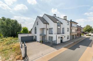 Deze verzorgde woning met praktijkruimte biedt maar liefst 471 m² bewoonbare oppervlakte. Door de jaren heen werd het pand consequent onderhouden en vernieuwd, wat resulteert in het stijlvolle en lichtrijke interieur dat de woning vandaag kenmerkt. Achteraan strekt zich een groene, volledig omhaagde tuin uit met zwemvijver en ruim zonneterras, geheel aan het zicht onttrokken, voor maximale rust en privacy. Zowel binnen als buiten valt de uitzonderlijke stilte meteen op.<br /><br />Op het gelijkvloers geeft een aparte ingang toegang tot een gastentoilet, een ruime wachtkamer en een verzorgde praktijkruimte met douchecabine. Verder vindt u hier een groot bureau, meerdere bergingen en een trap naar de opslagkelder. Via een andere deur betreedt u de private inkomhal met de trap naar de eerste verdieping.<br /><br />Op de eerste verdieping bevindt zich de gezellige leefruimte, opgedeeld in een eetkamer, salon en zithoek, en verwarmd door een sfeervolle houthaard. De open geïnstalleerde keuken sluit hier naadloos bij aan. Vanuit de leefruimte hebt u rechtstreeks toegang tot het zonneterras op het verdiep. Een apart toilet en een berging vervolledigen deze verdieping.<br /><br />De tweede verdieping telt drie ruime slaapkamers, een aparte dressing en een luxueuze badkamer met inloopdouche, ligbad en lavabomeubel.<br /><br />De tuin telt tal van gezellige plekjes om tot rust te komen en van het groen te genieten. Enkele jaren geleden werd er een schitterende zwemvijver aangelegd, die het geheel een echte vakantiesfeer geeft. Uw wagens parkeert u in de dubbele garage, uitgerust met laadpaal. Op het dak liggen zonnepanelen.<br /><br />Deze woning combineert wooncomfort, professionele mogelijkheden en een uitzonderlijk aangename buitenruimte.<br /><br /><br /><br />Bestuursmaatregelen in het maatregelenregister: nee
