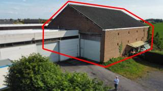 Ontdek deze veelzijdige loods van 480 m², inclusief een verdieping van 160 m². Uitgerust met een stevige polierbetonvloer en een grote...