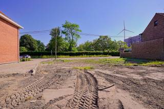 Nabij het centrum van Kalfort, vindt u dit mooi perceel bouwgrond voor het realiseren van een open bebouwing. Het perceel heeft een oppervlakte van 416 m². De nabijheid van de A 12 en N 16 verzekert een vlotte bereikbaarheid.<br />Ideaal voor het bouwen van een ruime gezinswoning in een rustige buurt, met zicht op de nabijgelegen weides. Verkaveling dient nog ingediend te worden.<br />Referentie: 5601