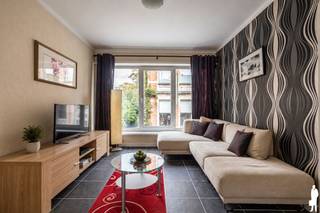 <strong>Appartement op de eerste verdieping van ca. 70 m² met 2 slaapkamers, badkamer en balkon. Ideale ligging in hartje Turnhout: op een steenworp van de Grote Markt en dus met alle voorzieningen, winkels en openbaar vervoer op wandelafstand. <span><br /></span><br /></strong><span>Indeling van het appartement:</span><strong><br /></strong>U betreedt het appartement via de inkomhal <span>welke toegang geeft tot de woonkamer met toegang tot het balkon.<br /></span>De keuken grenst aan de woonkamer en is voorzien van keukeninrichting.<br />Er zijn twee slaapkamers waar van één aan de voorzijde en één aan de achterzijde.<br />De badkamer heeft een douche, toilet en wastafelmeubel.<br /><br /><span>Berging:</span><br /><span>Beneden is er een berging /fietsenstalling.</span><strong><br /><br /></strong><span>Bijzonderheden:</span><span> </span><br /><span>- EPC: C ( na plaatsing airco unit door huidige eigenaar)<br />- Gaskachel in de woonkamer.</span><br /><span>- Nabij winkels, scholen en andere voorzieningen <br /></span>- Dubbele beglazing met PVC kozijnen.<br />- Lage maandelijkse lasten.