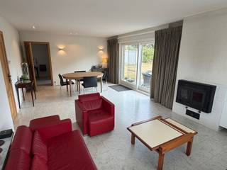 <h1><span>Gelijkvloerse woning met inkomhall; afzonderlijk w.c.; living met cassette; ingerichte keuken met afwasbak, oven, kookplaat, dampkap, frigo, vaatwas en kasten; koele berging; wasplaats; 3 slaapkamers waarvan 2 met ingemaakte kast; badkamer met douche, W.C. en lavabo.</span></h1><h1><span>Garage</span></h1><p><span>Afgesloten tuin met tuinberging</span></p>