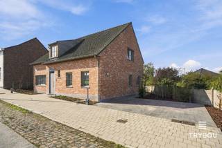 Ontdek deze hoogwaardig afgewerkte, energiezuinige woning met maar liefst 5 ruime slaapkamers, 2 badkamers en een prachtige leefruimte met aansluitende lichtrijke OBUMEX-keuken. <br /><br />De woning bestaat uit:<br />Gelijkvloers: inkomhal met gastentoilet - ruime lichtrijke leefruimte - hoogwaardig afgewerkte leefkeuken - ruime berging - nachthal - 2 slaapkamers - badkamer met toilet, wastafel en inloopdouche.<br />Verdieping: nachthal - 3 ruime slaapkamers - badkamer met ligbad, inloopdouche, toilet en hoogwaardig badkamermeubel.<br />Zolder<br /><br />+ Energiezuinig: EPC label A<br />+ ruimte: bewoonbare opp: 234m²<br />+ 5 slaapkamers <br />+ 2 badkamers<br /><br />📞 Interesse? Contacteer Thijs, Friedel of Nina:<br />📲 051 57 54 61<br />📧 thijs@grouptrybou.be | friedel@grouptrybou.be | nina@grouptrybou.be