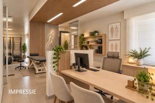 Op een centrale en goed zichtbare hoeklocatie in Oelegem bevindt zich dit lichtrijke handelsgelijkvloers met flexibele indeling. Ideaal voor vrije beroepen, praktijkruimte, kinesitherapie, psychologie, coaching, logopedie, diëtiek, beauty/wellness, architectuur, boekhouding, consultancy, dienstverlening, kantoor- of handelsfunctie.<br /><br />De toegevoegde visualisaties tonen enkele mogelijke invullingen en illustreren hoe veelzijdig het pand kan worden ingericht.<br /><br />Bij binnenkomst komt u in de ruime ontvangstruimte, voorzien van airco en ingemaakte kasten. Aansluitend zijn er momenteel drie afzonderlijke, lichtrijke kantoorruimtes, geschikt als bureau, vergader-, behandel- of consultatieruimte.<br /><br />Verder beschikt het pand over een berging en apart toilet.<br />Achteraan is er de mogelijkheid om een garagebox aan te kopen voor € 30.000, ideaal als parkeerplaats of extra opslagruimte.<br /><br />Visualisaties zijn illustratief en tonen mogelijke invullingen; specifieke activiteiten zijn onder voorbehoud van de geldende voorschriften en vergunningen.<br /><br />Troeven:<br />+ Veel mogelijkheden<br />+ Zichtbare, centrale locatie<br />+ Ontvangstruimte met airco<br />+ 3 afzonderlijke kantoorruimtes<br />+ Garagebox optioneel aan te kopen (€ 30.000)<br />+ Veel natuurlijke lichtinval<br /><br />Interesse in dit eigendom? Contacteer ons via 03 337 50 70 of info@vbvastgoed.be voor meer informatie of een bezoek ter plaatse.