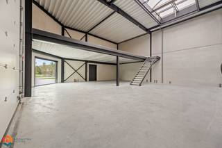 Op een top locatie te Mechelen bevindt zich deze ruime, nieuwbouw KMO-unit (194 m²) , voorzien van mezzanine en hoge toegangspoort. U geniet hier van een uitstekende bereikbaarheid dankzij de centrale ligging vlakbij belangrijke invalswegen, de A12 en de E19.<br /><br />De KMO-unit beschikt over een totale oppervlakte van 194 m² en is uitgerust met een mezzanine van 62 m². De open ruimte biedt tal van mogelijkheden en werd verder uitgerust met onder andere privatieve zonnepanelen, polybetonvloer, 3-fasen, ... Er zijn ook twee parkeerplaatsen voorzien met mogelijkheid om een laadpaal te installeren.<br /><br />Dit is een uitstekende opportuniteit als u op zoek bent naar een ruime KMO-unit met veel mogelijkheden op een uitstekende locatie. Contacteer ons op 0479/47.09.61 voor meer informatie of neem een kijkje op www.boonstravastgoed.be. <br /><br />Bijzonderheden:<br />- Top locatie<br />- Hoge toegangspoort<br />- Totale opp. van 194 m²