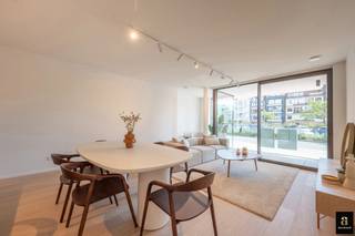 Nieuwbouw appartement op een centrale ligging te Knokke, vlakbij het Zegemeer, de Lippenslaan, het station en op wandelafstand van het strand. Indeling: Inkom met vestiaire en gastentoilet. Lichtrijk salon met eetkamer uitgevend op het zonnige terras met panoramische zichten. Open volledig geïnstalleerde keuken. Praktische berging. Master slaapkamer met aansluitend badkamer (douche, dubbele lavabo en toilet) en ingemaakte kasten. 2de slaapkamer met kasten. De slaapkamers geven uit op het terras achteraan. Toilet in de nachthal. 3de slaapkamer. Aparte douchekamer. Het appartement heeft een hoogwaardige afwerking en werd gebouwd met traditionele kwaliteitsmaterialen. Fietsenberging. Hoogte van de plafonds zijn 2m60. Stijlvol van ontwerp, doordacht van indeling en kwalitatief van constructie. Mogelijkheid aankoop 6%. Contacteer ons om een bezoek in te plannen.