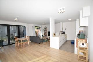 <p><strong> Energiezuinig &amp; modern gelijkvloers appartement met 3 slaapkamers, Zuid-gericht terras (inclusief omheinde tuin), tuinberging en dubbele carport. <br /><br /></strong> Ligging: Kleinschalig project met “uitzicht op groen” vanop het terras, 4 appartementen in totaal die gesitueerd zijn in het gehucht “Mol-Millegem”.<br />Rondom deze locatie is er prachtig natuurgebied met toffe wandelroutes. Andere verschillende faciliteiten zoals scholen, winkels, openbaar vervoer... bevinden zich op wandelafstand.<br /><br />Ieder appartement heeft zijn eigen aparte inkom.<br /><br /><strong> INDELING <br /></strong> - Inkomhal met vestiaire ruimte<br />- Leefruimte met open keuken inclusief kookeiland en alle hedendaagse kwalitatieve toestellen van het merk “Miele” (inductie kookplaat, ijskast, vaatwasmachine, (bak)oven, enkele spoelbak, dampkap)<br />- De eetkamer geniet veel lichtinval dankzij de aanwezigheid van hoge ramen en verleent toegang tot het Zuidgeoriënteerd terras van maar liefst 18m², met bijhorende privatieve tuin van 35m², met uitzicht op de natuuromgeving<br />Het gelijkvloerse verdiep verleent via de tuin trouwens ook directe toegang tot de buitenberging, zeer handig. De tuin is omheind en voorzien van een poortje.<br />- De berging/ technische ruimte (6,5m²) met aansluiting voor wasmachine- en droogkast<br />- 3 slaapkamers (14,5m² – 8m² – 8 m²)<br />- Nachthal<br />- Moderne badkamer met inloop/ regendouche, dubbele lavabo, ingemaakte kasten, spiegel- en opbergruimte<br />- Apart toilet<br /><br /><strong> PARKING <br /></strong> Aan de achterzijde van het gebouw beschikt men over 2 carports (met voorziening van elektriciteit voor een eventuele laadpaal) en een ruime privatieve (fiets)berging van maar liefst 12m² (verlichting én stopcontact voorzien) – te betreden via de eigen privatieve tuin via de daarvoor voorziene deur.<br /><br /><strong> BIJZONDERHEDEN<br /></strong>- Beschikbaar vanaf<strong> 01 OKTOBER 2026</strong><br />- GEEN bijkomende, gemeenschappelijke kosten<br />- Het appartement wordt nog voorzien van airco’s (leefruimte- en slaapkamer (vooraan))<br />- Energiezuinig: E-peil 10 -> zonnepanelen<br />- Volledig verzien van verlichting (armaturen) én gordijnrails (gordijnen zelf te voorzien)<br />- Automatische deuren: te bedienen met uw smartphone<br />- Vloerverwarming - verwarmd op aardgas<br />- Ventilatiesysteem type D<br />- Instapklaar<br />- Dubbele carport (er is een 380V-voorziening aanwezig voor het plaatsen van een laadpaal. Op dit moment is er echter nog geen laadpaal geïnstalleerd)<br /><br />Aansluitingskosten nutsvoorzieningen (water, elektriciteit en telecom) ten koste van de huurder(s)<br /><br /><strong>BEZICHTIGINGEN ZIJN UITSLUITEND MOGELIJK VIA EEN DIGITALE AANVRAAG</strong><br /><strong>Wenst u deze woning te bezichtigen? Klik dan op de knop ‘Maak een afspraak’ en dien uw aanvraag online in. Na ontvangst van uw aanvraag nemen wij via e-mail contact met u op om u verder te informeren over een mogelijk bezichtigingsmoment.</strong></p>
<p></p>