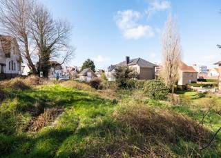 OMVANGRIJK (740 m²) PERCEEL BOUWGROND MET TOPLIGGING IN KOKSIJDE-BADDit uitzonderlijk stuk bouwgrond is gelegen in de Bauwenslaan en combineert een...