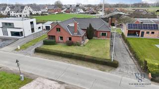 Deze voormalige zorgwoning bestaat uit twee zelfstandige entiteiten.De eerste entiteit beschikt over een aparte inkomhal, een ruime leefruimte, een...