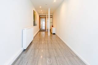 In de Stationsstraat van Sint-Niklaas bevindt zich dit instapklare handelspand van 79 m², ideaal als kantoor of praktijkruimte. Dankzij...