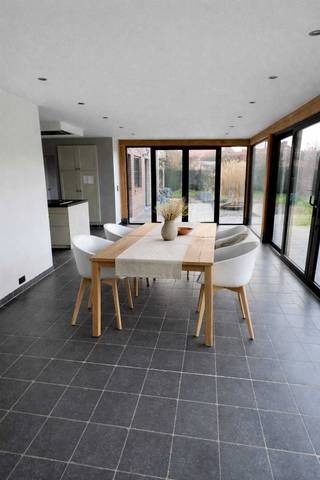 <br />🏡 UIT DE HAND TE KOOP – GEEN IMMO<br /><br />📅 Kijkdagen op afspraak: 25/04 & 26/04<br /><br />Te koop: Volledig gerenoveerde, ruime Villa in het landelijke Deftinge (13a 30ca)<br />Ontdek deze instapklare, luxueuze villa in een rustige, groene omgeving – perfect voor wie comfort, ruimte en mogelijkheden zoekt!<br /><br />Indeling gelijkvloers:<br />Ruime inkomhal<br />Bureau / slaapkamer / ruimte voor zelfstandige praktijk of activiteit<br />Badkamer met douche en toilet<br />Lichtrijke, ruime living met open haard, airconditioning en warmtepomp voor optimaal comfort<br />Veranda met open, volledig vernieuwde keuken voorzien van vloerverwarming<br />Aansluitende berging<br />Garage<br /><br />Indeling bovenverdieping:<br />Grote nachthal<br />Ruime living of mogelijkheid tot extra slaapkamers<br />3 volwaardige slaapkamers (waarvan één reeds voorzien van aansluitingen voor het installeren van een keuken)<br />Badkamer met ligbad<br />Berging<br />Ruime zolder<br />Ideaal in te richten als kangoeroewoning of tweede woonunit<br />Buitenruimte:<br />Prachtig aangelegde tuin 🌳<br />Fruitboomgaard 🍎<br />Eiken bijgebouw met terras, volledig voorzien van nutsvoorzieningen<br />Buitendouche 🚿<br />Voorziening en ruimte voor een privé jacuzzi 💦<br />Zonnepanelen op het dak én extra zonnepanelen met tracker voor maximaal rendement ☀️<br /><br />Troeven van deze woning:<br />Volledig gerenoveerd, instapklaar en afgewerkt met oog voor detail ✨<br />Geschikt voor zelfstandige praktijk of combinatie wonen/werken 💼<br />Veel ruimte en mogelijkheden (o.a. Kangoeroewonen) groot gezin <br />Rustige, landelijke ligging 🌄<br />Groot perceel (13a 30ca)<br />Energiezuinig dankzij warmtepomp en zonnepanelen ⚡<br />Prachtige tuin met extra bijgebouw en wellnessmogelijkheden 🌺<br />EPC: B 🟢<br /><br />💰 Vraagprijs: € 750.000<br /><br />Deze exclusieve woning biedt tal van mogelijkheden voor grote gezinnen, zelfstandigen of wie een combinatie van wonen en werken zoekt.<br />📞 Interesse? Contacteer:<br /><br />Ilse Vercleyen – 0485/698667<br />Graag enkel ernstige kandidaten.<br /><br /><br />