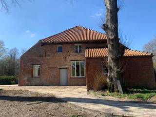 Vrijstaande Statige hoeve met met 3 slaapkamers en bijgebouw gelegen te midden van het groen op een prachtig domein naast de abdij van Postel •...