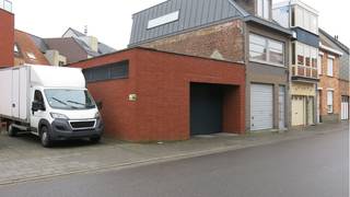 <strong>Ruime ondergrondse GARAGE</strong> gelegen in een zijstraat van de <strong>Torhoutse Steenweg</strong> in <strong>Sint-Andries Brugge</strong>, dichtbij de expresweg.<br />Een veilige plaats om je voertuig te stallen en te beschermen tegen diefstal, vandalisme en de weerselementen!  <br />+ Ideaal voor buurtbewoners!<br />+ Voorzien van verlichting en stopcontact !<br />+ Voldoende manoeuvreerruimte!<br /><br />Oppervlakte :  3,25  x  4.80  =  15,60  m²<br />Poort  :  br.  2,90 m  x  h.  2 m<br /><br />Beschikbaar  1 april 2026