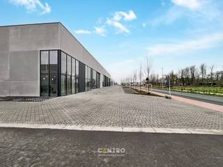 <u><strong>Benaderende bruto-AFMETINGEN:</strong> </u><br />276,39 m²: 10,60m x 26,07m <br />3 parkeerplaatsen<br /><br /><u><strong>AFWERKING:</strong></u><br />- De units zijn voorzien als verwarmde gebouwen en aldus EPB-plichtig.<br />- Stalen constructie. <br />- Betonplinten: 14 cm dikte onder cellenbetonpanelen tussenwanden units – geïsoleerd (10cm PIR) en 28cm dikte onder metalen sandwichpanelen achtergevel en onder buitenschrijnwerk langs voor -en eventuele zijgevels. <br />- Industriële betonpanelen: 14cm dikte wanden voorgevel t.h.v. sandwichpanelen - geïsoleerde betonpanelen (10cm PIR); 28cm dikte over de totale muurhoogte en -45cm onder vloerpas. <br />- Cellenbeton panelen; 15cm dikte scheidings-en brandwanden.<br />- Gepolierde en gewapende betonvloer (15cm), in vakken gezaagd om krimpscheuren tot een minimum te herleiden, max. belasting 3 ton/m².<br />- Geïsoleerd (15cm PIR) steeldeck met centrale lichtstraat (meerwandige polycarbonaat platen), voorzien voor extra belasting van zonnepanelen 20kg/m².<br />- 1 geïsoleerde, elektrische sectionaalpoort (h: 4,20m; b: 4,00m). <br />- Afzonderlijke aluminium inkomdeur met grote glaspartij, voorzien van aluminium schrijnwerk en hogerendementsbeglazing; ideaal om een bureel te voorzien.<br />- Vrije hoogte van 6,20m, muurhoogte: 7,65m.<br /><br /><strong><em>Brandklasse C: </em></strong>voldoet aan de strengste brandweernormen! Alle activiteiten mogelijk.<br /><br /><u><strong>NUTSVOORZIENINGEN:</strong></u><br />Alle voorzieningen zijn getroffen voor aansluiting van stadswater, elektriciteit reeds gekeurd (3 x 400V, 32A tot 63A), internet. Iedere unit heeft een afzonderlijke teller.<br />Er is een gescheiden rioleringsstelsel voorzien voor afvoer regenwater en afvalwater. Per unit is een afvoer voorzien voor sanitaire module. Septiekput 5 personen 1.500 liter.<br />Per unit is er een RW-put van 10.000 liter voorzien. Deze regenput is voorzien van een aanzuigleiding socarex (1 per unit), exclusief pomp. Gasaansluiting.<br /><br /><u><strong>BESTEMMING:</strong></u><br />De zone is bestemd voor kleine en middelgrote ondernemingen.<br />Niet-hinderlijke bedrijvigheid.<br /><br /><u><strong>LIGGING:</strong></u><br />Centrale gelegen in de driehoek Tielt-Deinze-Waregem. Het KMO-park is slechts 14 minuten rijden van Tielt, 12 minuten van Deinze en 19 minuten van Waregem.<br /><br /><u>* Bijzonderheden:</u><br />- Georganiseerd parkmanagement voor afvalverwerking, mobiliteit en energievoorziening.<br />- Vermelde prijs is exclusief: btw op constructiewaarden en registratierechten op grondwaarde, aansluitingskosten van de nutsvoorzieningen, opmaak basisakte, opmeting, PID.<br />- Onze referentie op<strong> </strong><strong>www.centro.be</strong>: <strong>Q0744 </strong>of contacteer ons via <strong>050700102</strong><strong>.</strong><br /><br /><strong>CENTRO | </strong><strong>BEDRIJFSVASTGOED </strong>is reeds 25 jaar <u>gespecialiseerd in de bemiddeling van commercieel- en bedrijfsvastgoed </u>in West- en Oost Vlaanderen.<br /><strong>Wilt u ook weten hoeveel uw bedrijfsgebouw waard is?</strong><br />Contacteer ons vrijblijvend voor een marktconforme waardebepaling van uw pand. <br /><br />