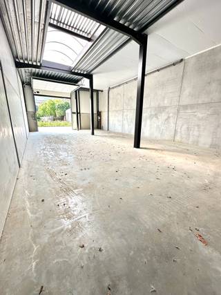 Nieuwbouw KMO-unit bestaande uit 412 m² opslagruimte in combinatie met 175 m² kantoren en 98 m² conciërgewoning te koop. De ruimte maakt deel uit...