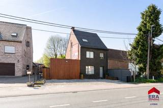 <p><strong>Ben je op zoek naar een instapklare, energiezuinige en volledig gerenoveerde woning met 3 slaapkamers en ruime oprit met een praktische indeling en een aangename buitenruimte? Zo gevonden!</strong></p>

<p>Deze eengezinswoning biedt een bewoonbare oppervlakte van ca. 185 m² en is gelegen op een perceel van ongeveer 298 m², op een gunstige locatie met vlotte verbinding naar invalswegen. Met een EPC-label C, dubbele beglazing en hoogrendementsglas geniet je hier van een goede energieprestatie. De woning is vrij van grote renovatiekosten dankzij de recente vernieuwingen. Bovendien is de woning asbestveilig, wat een extra geruststelling biedt.</p>

<p>Via de inkomhal met gastentoilet kom je binnen in de woning. De lichtrijke leefruimte met eetplaats sluit mooi aan op de recent vernieuwde keuken, die uitgerust is met onder andere een kookplaat, dampkap en vaatwasser, en voorzien is van aansluitingen voor wasmachine en droogkast. Vanuit de leefruimte heb je een aangenaam zicht op de tuin, wat zorgt voor extra licht en een ruimtelijk gevoel.</p>

<p>Op de eerste verdieping bevinden zich twee volwaardige slaapkamers en een vernieuwde badkamer met ligbad, lavabo en toilet. De zolderverdieping (met vernieuwd dak in 2021) werd ingericht als derde slaapkamer en is voorzien van o.a. een cabrio Velux-raam, wat zorgt voor extra lichtinval en een open gevoel.</p>

<p>Buiten geniet je van een onderhoudsvriendelijke tuin die volledig werd aangelegd als terras – de ideale plek om te ontspannen of gezellig samen te zijn met familie en vrienden. Het terras werd in 2024 volledig vernieuwd en is onderhoudsvriendelijk aangelegd. In de tuin bevindt zich bovendien een praktische open berging die kan dienen als loungehoek of extra opslagruimte. Daarnaast beschikt de woning over een ruime garage met automatische poort en bijkomende bergruimte. </p>