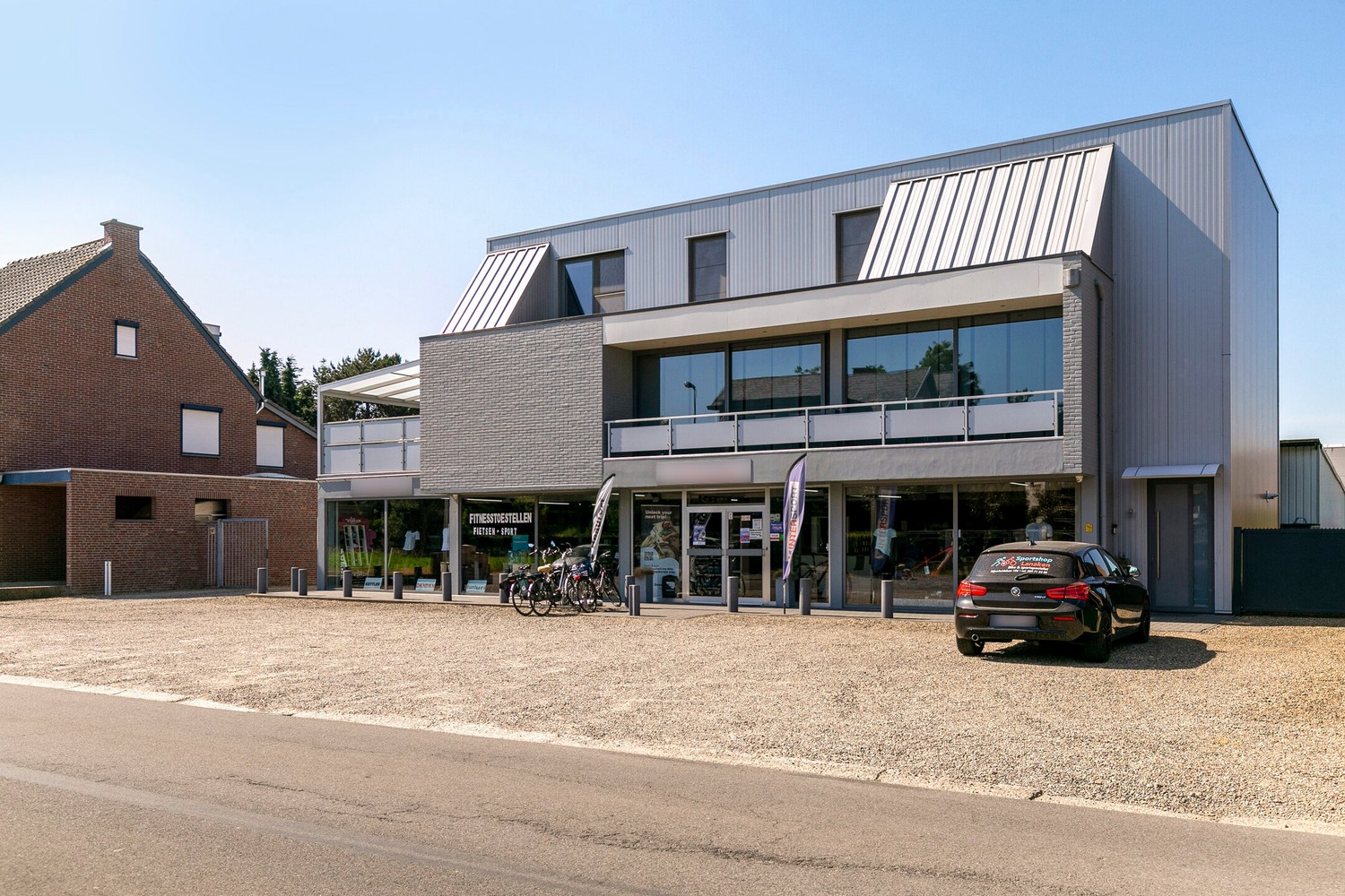 Handelsruimte met luxe duplex-appartement en verhuurde loodsen op het industrieterrein in Lanaken - foto 3