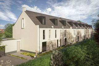 <p><span>Ben je op zoek naar een moderne en energiezuinige woning in een groene en rustige omgeving, maar wel dicht bij het centrum van Mechelen? Dan is Esdoorn een project dat je zeker wilt ontdekken. In een rustig binnengebied, tussen de Tervuursesteenweg en het Esdoornplein, ontstaat een nieuwe woonwijk waar licht, ruimte en kwaliteit centraal staan. De eerste fase is al volop bezig: 10 woningen worden momenteel actief opgetrokken, waardoor je nu al de vooruitgang op de werf kan volgen. </span></p>
<p><span>De woningen zijn ontworpen met een tijdloze architectuur en een uitstekende isolatie. De lichtrijke leefruimte sluit mooi aan op de moderne keuken en biedt een aangename, open woonbeleving. De verdieping biedt 3 slaapkamers en een badkamer en dankzij de afwerkbare zolderruimte heb je bovendien de flexibiliteit om later extra kamers of een bureauruimte te creëren, volledig volgens jouw noden. </span></p>
<p><span>De ligging in een rustig binnengebied zorgt voor privacy en veiligheid, terwijl je toch geniet van een vlotte verbinding naar winkels, scholen en het Mechelse stadscentrum. Groene zones en privatieve tuinen met achteruitgang versterken het wooncomfort en maken van Esdoorn een fijne plek om te wonen. </span></p>
<p><span>Ondergrondse parking en extra berging is additioneel aan te kopen. </span></p>
<p><span>Wil je zelf ervaren wat dit project te bieden heeft? Plan dan gerust een afspraak via onze website en ontdek welke woningen in de eerste fase nog beschikbaar zijn. </span></p>