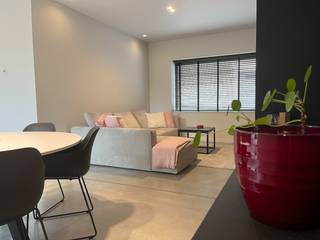 Genieten in alle comfort op een leuke locatie met tuintje...<br /><br />Achter deze authentieke gevel schuilt een volledige nieuwbouwwoning. We komen de woning binnen via de hal met vestiaireruimte. Vanuit deze traphal is naast de eerste verdieping ook de inpandige garage en de leefruimte rechtstreeks bereikbaar.<br />De L-vormige leefruimte met open keuken is met materialen van topkwaliteit afgewerkt, zoals designverlichting, ingemaakte kastruimte en een volledig ingerichte keuken om U tegen te zeggen.<br />Door de grote ramen valt een enorme hoeveelheid licht binnen.<br />Achter de leefruimte is nog een praktische wasberging en gastentoilet ingericht. <br />De tuinarchitectuur bestaat uit een modern betonterras in mooi contrast met de groene haag en de bomen. <br />Op de eerste verdieping zijn er vanuit de nachthal met ingemaakte kasten 3 ruime slaapkamers (waarvan 1 met volledig ingebouwde kastenwand) en een grote volledige ingerichte badkamer met bad, toilet, dubbel lavabomeubel, en grote inloopdouche bereikbaar.<br />Via een vaste trap is de zolderruimte bereikbaar, waar een extra polyvalente ruimte aanwezig, alsook de centrale verwarmingsinstallatie met zonneboiler en de ventilatie.<br />De woning is verder voorzien van een kelderruimte en zonnepanelen. <br />Het EPC label A bewijst dat het verbruik van verwarming tot een minimum herleid is.<br /><br />We vinden deze woning terug in een rustig staatje nabij het centrum van Wevelgem, met een goede verbinding naar autosnelwegen, de ring van Kortrijk, ...