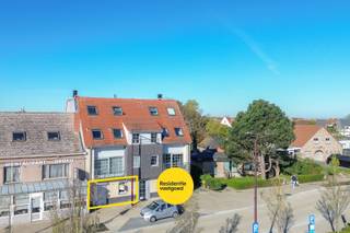 Ontdek dit instapklare gelijkvloers appartement gelegen op een toplocatie, op wandelafstand van strand, zee.<br /><br />Dit recente appartement combineert moderne afwerking met praktisch comfort. Dankzij de energiezuinige installaties (centrale verwarming op aardgas, dubbel glas en een gunstig EPC-label B) geniet je van lage energiekosten.<br /><br />Binnenin verwelkomt een lichtrijke leefruimte je met een open keuken die volledig uitgerust is met toestellen. Twee volwaardige slaapkamers bieden toegang tot het zonnig terras. De badkamer met douche en lavabomeubel en een handige berging met cv-installatie zorgen voor extra comfort en praktische opbergruimte.<br /><br />Verder beschikt het appartement over elektrische rolluiken, pvc-ramen met dubbel glas en tegelvloeren in alle ruimtes – onderhoudsvriendelijk en stijlvol.<br /><br />Of je nu op zoek bent naar een vaste woonst, een tweede verblijf aan zee of een investering met potentieel, dit appartement heeft het allemaal.<br /><br />Mis deze kans niet en plan vandaag nog je bezoek! <br />Neem voorsprong met een vrijblijvende en gratis schatting van uw eigendom via: http://www.residentievastgoed.be/gratisonlineschatten<br /><br />EPC: 150 kWh/m² - Label B