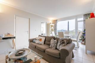 Instapklaar 2-slaapkamerappartement met groot terras<br /><br />EPC: B<br />Mobiscore: 8,9/10 <br /><br />Dit instapklare appartementen van 71m2 heeft een fijne doordachte indeling. We betreden het appartement via de inkomhal, die voorzien is van praktische inbouwkasten. De ruime en lichtrijke living met weids uitzicht sluit aan op een volledig geïnstalleerde keuken (2016), waar ook plaats voorzien is voor wasmachine en droogkast. Zowel via de keuken als via de living is er toegang tot het ruim terras; een absolute troef van het appartement. <br /><br />Verder beschikt het appartement over twee volwaardige slaapkamers, een badkamer met douche in bad een enkel lavabomeubel en een apart toilet. De nachthal werd net zoals de inkomhal volledig uitgerust met ingemaakte kasten. Het buitenschrijnwerk werd reeds vernieuwd en het appartement is uitgerust met hoogrendementsglas. CV op aardgas. Bij het appartement hoort ook een ondergrondse kelderberging. Er is een mogelijkheid tot het overnemen van een gehuurde autostaanplaats €65/maand.<br /><br />Dit appartement is perfect voor starters, koppels of als investering.<br /><br />Interesse? CONTACT Laura via 0473 41 35 62 of via laura@vicusvastgoed.be