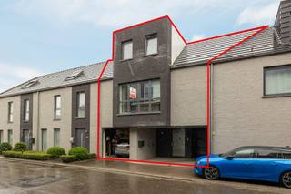 Welkom bij deze prachtige duplexflat gelegen aan de rand van het centrum!Deze instapklare duplex beschikt over 3 slaapkamers, een open keuken, 2...