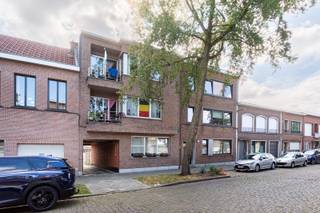 Locatie<br /><br />Gelegen aan de Daniel Herreynslaan 40 te Wilrijk, bevindt zich dit opbrengsteigendom op een rustige en centrale locatie. Dankzij de gunstige ligging geniet u van een vlotte verbinding naar Antwerpen, de A12, E19 en de Ring. Daarnaast bevinden winkels, scholen, openbaar vervoer en het centrum van Wilrijk zich op korte afstand.<br /><br />Het eigendom bestaat uit 6 vergunde appartementen en 9 garageboxen, die momenteel allemaal verhuurd zijn. <br /><br />Het rechtergebouw werd opgericht in 1969, terwijl het linkerdeel dateert van 2004. Doorheen de jaren werden reeds verschillende renovatiewerken uitgevoerd. Zo werden alle verwarmingsketels recent vernieuwd en werden aan het rechtergebouw het dak en de ramen vervangen. Het linkse gedeelte van het gebouw heeft telkens 3 slaapkamers en het rechtse gebouw heeft telkens 2 slaapkamers. <br /><br />De totale maandelijkse huuropbrengst bedraagt € 5.744,22, waardoor dit eigendom een interessante investeringsopportuniteit vormt voor wie op zoek is naar een opbrengsteigendom met een onmiddellijk rendement.<br /><br />Belangrijkste troeven <br />- Opbrengsteigendom met 6 vergunde appartementen<br />- Ramen en dak van het rechtergebouw vernieuwd<br />- Centrale ligging met een vlotte bereikbaarheid<br /><br />Verplichte vermeldingen<br />- EPC attesten allemaal aanwezig: <br />130, 301, 555, 122, 117, 165kWh/(m²)<br />- P-score: A<br />-G-score: A<br />- Stedenbouw in aanvraag