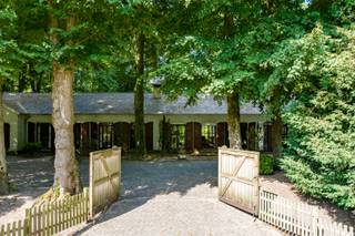 Naast het kasteel van Ronsele vindt u deze indrukwekkende villa. De imposante kamers in combinatie met de omliggende tuin maken van dit pand een...