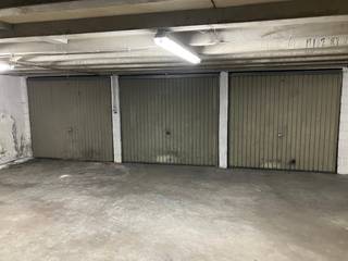 Afgesloten ondergrondse garage (nr G 12) op TOP ligging te Kortrijk.Afmetingen : Inrijbreedte: 191cmBreedte box: 238cmDiepte box: 486cmHoogte box:...
