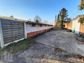 De <strong>magazijnruimte van 250 m²</strong> op een <strong>terrein van 632 m²</strong> is vlot bereikbaar en biedt u de perfecte ruimte voor de opslag van goederen. De magazijnruimte is toegankelijk via een poort aan de voorzijde, verder is de ruimte voorzien van de nodige voorzieningen zoals elektriciteit, water en sanitair. <br /><br />Gelegen langs de Legeweg met een vlotte verbinding naar de E40.<br /><br />Contacteer <strong>PANORAMA B2B</strong> voor bijkomende inlichtingen of een vrijblijvend plaatsbezoek <strong>0479 70 70 73</strong>.