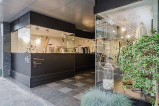 Op zoek naar een <strong>stijlvol</strong> <strong>handelspand</strong> op een <strong>toplocatie</strong> in <strong>hartje Kortrijk</strong>? Met de <strong>mogelijkheid tot huurkoop</strong>?<br /><br />Op amper enkele stappen van de <strong>Grote Markt</strong> bevindt zich dit <strong>handelspand</strong> met een <strong>bruikbare oppervlakte</strong> van <strong>ca. 240 m²</strong>.<br />Dankzij de <strong>ruime indeling</strong> en <strong>natuurlijke lichtinval</strong> voelt het geheel aangenaam en open aan.<br /><strong>Momenteel</strong> is het pand ingericht als <strong>kledingwinkel</strong>, maar het biedt tal van <strong>mogelijkheden</strong> voor <strong>handel, kantoor of vrij beroep</strong>.<br />Op de <strong>tussenverdieping</strong> bevinden zich een <strong>kitchenette</strong> en <strong>ca. 60 m²</strong> <strong>extra opslagruimte</strong>. Verder beschikt het pand over <strong>sanitair, verwarming en koeling met plafondunits. </strong><br /><br />Een veelzijdig pand met <strong>uitstekende visibiliteit</strong>, <strong>midden in</strong> het <strong>commerciële centrum</strong> van Kortrijk.<br /><br /><u><strong>Interesse in deze opportuniteit?</strong></u><br /><strong>Contacteer:</strong><br />Matthis op +32 477 804 350 - <u><strong>matthis@dekeyser.immo</strong></u><br />Leopold op +32 499 618 354 - <u><strong>leopold@dekeyser.immo</strong></u>