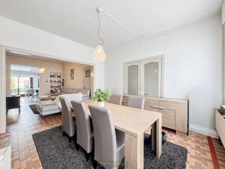 <br /><br />RUIME GEZINSWONING met TUIN op een UITSTEKENDE LIGGING in het centrum van Oudenaarde. Deze woning bevindt zich in een RUSTIGE STRAAT nabij het Atheneum, de Schelde en op WANDELAFSTAND van winkels, scholen, openbaar vervoer en andere VOORZIENINGEN, de PERFECTE LOCATIE voor GEZINNEN die opzoek zijn naar COMFORT en BEREIKBAARHEID. Met een RUIME WOONOPPERVLAKTE van ca. 223 m² biedt deze woning voldoende plaats voor het moderne gezinsleven. De woning beschikt over 5 VOLWAARDIGE SLAAPKAMERS en een PRAKTISCHE INDELING die uitnodigt tot gezellig wonen. Kortom, Een SOLIDE en SPACIEUZE GEZINSWONING op een CENTRALE, maar RUSTIGE LIGGING, klaar om een nieuw gezin te verwelkomen.<br />De indeling gaat als volgt: Via de inkomhall heeft u toegang tot de woonkamer met aansluitend de ingerichte keuken. Verder bevinden zich op deze verdieping een gastentoilet, wasplaats en toegang tot de kelder. Op de 1ste verdieping biedt de nachthall toegang tot 3 slaapkamers en een ingerichte badkamer. De 2de verdieping omvat een 4de en 5de slaapkamer. <br />Buitenshuis heeft u toegang tot een gezellige met zonnig terras. De woning biedt voldoende parkeerplaats in de straat, en indien gewenst is er de mogelijkheid om op korte afstand een garagebox te huren. <br /><br />Adres: Keizer Karelstraat 12 te Oudenaarde<br /><br />EPC: 300 kWh/m², G-score en P-score B, Geen renovatieverplichting van toepassing