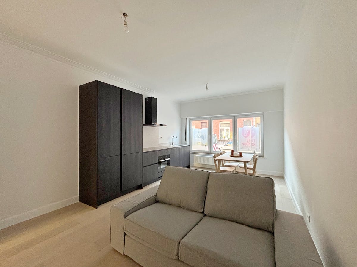 Gerenoveerd gelijkvloers appartement met twee slaapkamers - foto 4