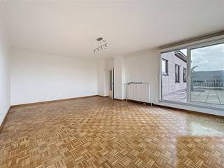 Ruim appartement van 107 m² met drie slaapkamers, gelegen in Neder-Over-Heembeek, met een zongericht (zuiden) terras van maar liefst 40 m². Geen inkijk van buren, en een mooi, open zicht zorgen voor een aangenaam gevoel van rust en privacy — ideaal om buiten te vertoeven, van 's ochtends tot 's avonds in de zon.Binnen vind je een aangename, ruime leefruimte, drie volwaardige slaapkamers en een grote, aparte keuken — perfect voor een gezin of wie graag extra ruimte heeft voor een bureau of hobbykamer. Het appartement is voorzien van een kelderberging en een garagebox, een echte troef in deze buurt.Het geheel vraagt om een opfrisbeurt, wat zich vertaalt in een aantrekkelijke prijs en de kans om het appartement volledig naar eigen smaak in te richten.