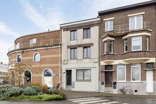Appartement op het gelijkvloers met 2 slaapkamers en koer te huur in Boom.Indeling :- woonkamer- open uitgeruste keuken- badkamer met lavabo...