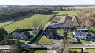 Ruime vrijstaande woning met 4 slaapkamers en 2 garages op 1.306m² grond.landelijke ligging in Poppel aan Nederlandse grens.Indeling gelijkvloers:U...