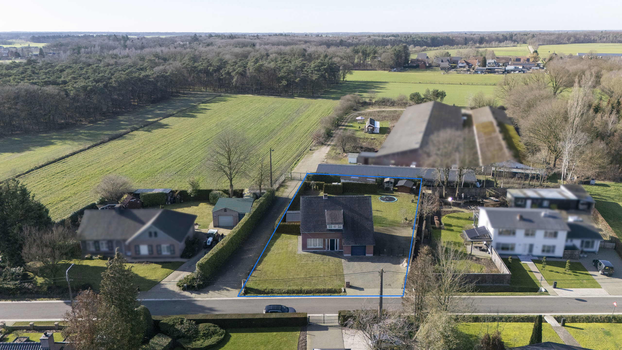 Vrijstaande woning met 4 slpk en 2 garages op 1.306m²  - foto 3