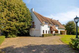 <p><strong>Villa classique d’exception avec caractère et jardin idyllique</strong></p><p>Située dans un environnement résidentiel verdoyant à proximité du centre, cette élégante villa classique offre une combinaison unique de caractère, d’espace et de tranquillité. La propriété s’étend sur un magnifique terrain d’environ <strong>22 ares</strong>, agrémenté d’un jardin mature et pittoresque offrant une belle intimité.</p><p>Avec environ <strong>335 m² habitables</strong>, la villa propose de généreux espaces de vie. L’imposant hall d’entrée mène au séjour en L, baigné de lumière grâce aux grandes baies vitrées et donnant accès à la charmante véranda. La cuisine bénéficie d’un accès direct au jardin et un bureau indépendant complète le rez-de-chaussée.</p><p>À l’étage se trouvent <strong>quatre chambres particulièrement spacieuses</strong> et <strong>deux salles de bains</strong>. La configuration généreuse rend également la propriété <strong>particulièrement adaptée à l’exercice d’une profession libérale</strong>. Une cave et un grenier offrent de nombreuses possibilités de rangement.</p><p>Un double garage et plusieurs emplacements de parking complètent ce bien.</p><p>Une résidence de caractère alliant <strong>grandeur, intimité, verdure et polyvalence</strong>, à proximité du centre.</p><p>📅 <strong>NE MANQUEZ PAS CE BIEN !</strong> Inscrivez-vous à notre <strong>journée de visite le vendredi 2 octobre</strong>.</p><p>✍️ Inscription via le bouton ci-dessous<br />ℹ️ tom.hendrickx@living-stone.be<br />📞 +32 487 89 66 32</p>