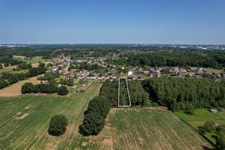 Ben je op zoek naar een open bebouwing met veel vrijheid?Dan is dit huis op de Schaffensesteenweg 93 vast iets voor u.Op het gelijkvloers is er een...