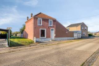 <p>Op Steenweg 33 in Zoutleeuw wacht een woning met een uitzonderlijke troef: een perceel van maar liefst 2.093 m², midden in een groene, landelijke omgeving. Wie op zoek is naar ruimte, rust en de mogelijkheid om een eigen plek helemaal naar eigen inzicht vorm te geven, voelt hier meteen de potentie. Dit is een plek waar je de tijd kan nemen om iets nieuws op te bouwen, met de charme van het platteland en toch alle voorzieningen binnen handbereik.</p><p>De woning zelf telt een bewoonbare oppervlakte van 134 m², verdeeld over drie slaapkamers en één badkamer. De indeling biedt een logische basis met voldoende ruimte voor een gezin, en de aanwezigheid van een tuin zorgt voor een aangename buitenbeleving. Parkeren is geen zorg: er zijn twee buitenstaanplaatsen voorzien, al is er geen garage of terras aanwezig. De gevel is opgetrokken in steen, passend bij de bouwstijl uit 1980.</p><p>Belangrijk om te weten: de woning is gebouwd in 1980 en verkeert momenteel in een staat die sloop of grondige herbouw vereist. Het EPC-label is F (1042 kWh/m²), met een geldigheid tot februari 2032, en er geldt een renovatieverplichting. De elektrische installatie is niet conform, al is er een geldig keuringsattest beschikbaar. Deze woning is dan ook vooral interessant voor wie op zoek is naar een project: een kans om op deze uitzonderlijke kavel iets volledig nieuws neer te zetten, met behoud van de landelijke rust en de grote tuinoppervlakte als vertrekpunt.</p><p>De ligging in Zoutleeuw combineert het beste van twee werelden: je woont in een landelijke zone, maar winkels, scholen op ongeveer 1 km, openbaar vervoer en een sportcentrum liggen allemaal binnen bereik. Ideaal dus voor wie de drukte wil ontvluchten zonder in te boeten aan comfort en bereikbaarheid.</p><p>Benieuwd naar de mogelijkheden van dit ruime perceel? Plan gerust een bezoek via ons kantoor, we lichten je graag alle details toe en denken met je mee over de opties.</p>