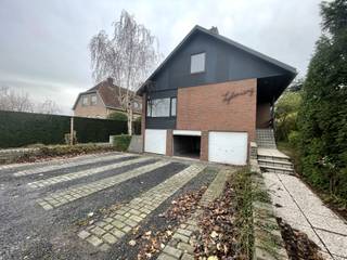 Menen : Villa met 3 slaapkamers, tuin en 3 garages te MenenIndeling:  * -1 : kelder * Gelijkvloers: 2 slaapkamers, badkamer en 3 garages * 1ste...