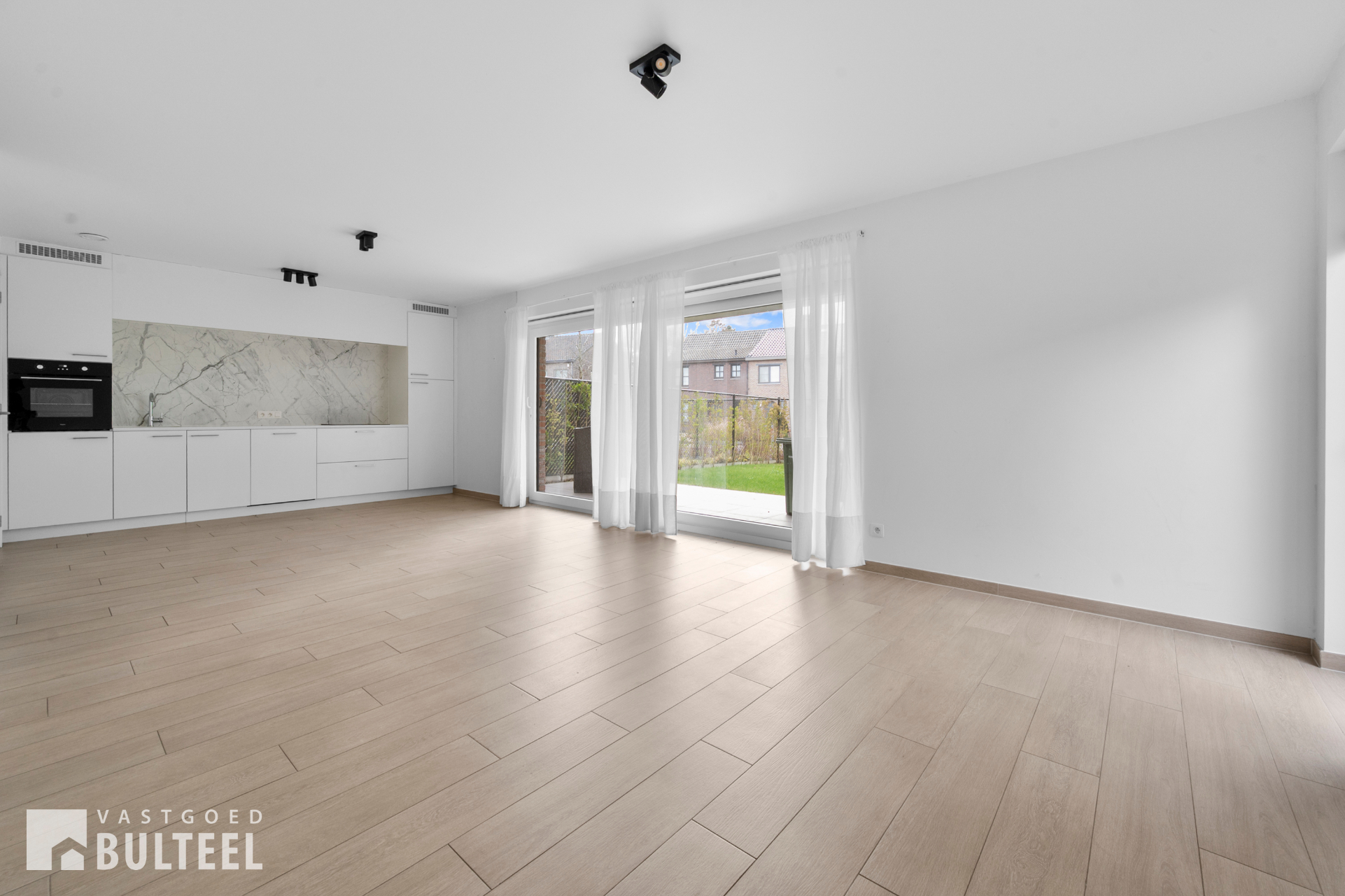 Energiezuinig gelijkvloers appartement met 2 slpkrs, garage en tuin! - foto 3