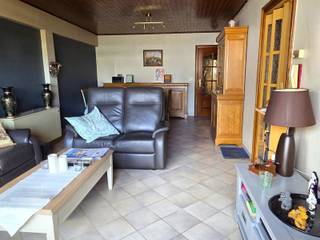 Ce charmant et lumineux appartement est situé au premier étage de l'immeuble, au centre de Denderhoutem. Il comprend un hall d'entrée, un...