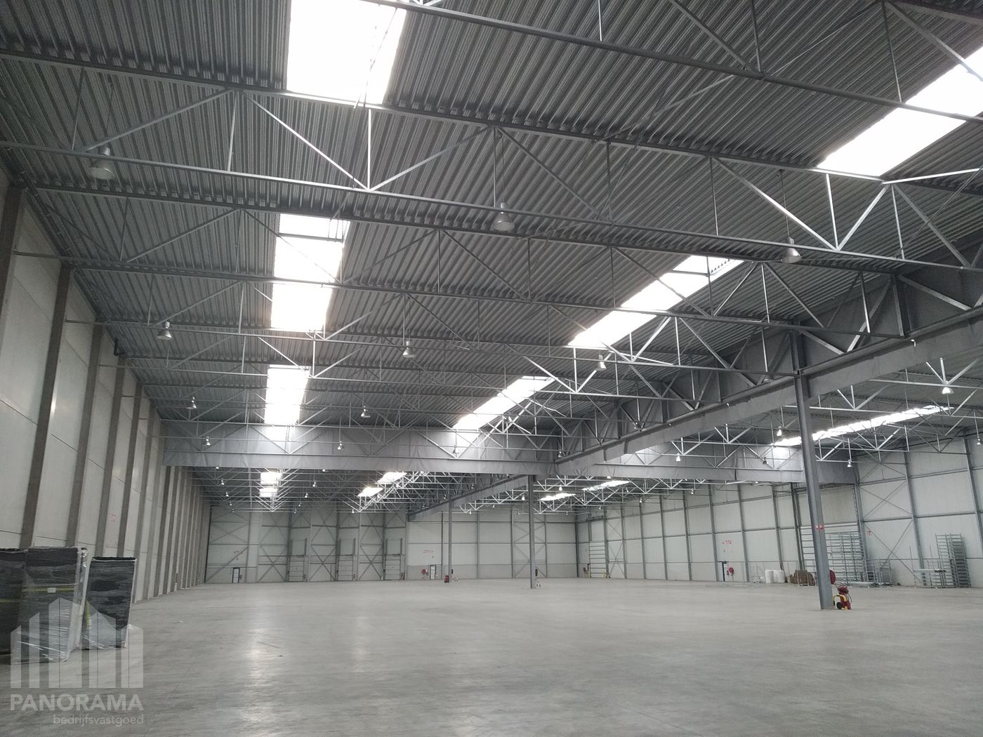 BEDRIJFSGEBOUW VAN 7.700 m² MET 6 LAADKADES AAN E313 & ALBERTKANAAL - foto 4