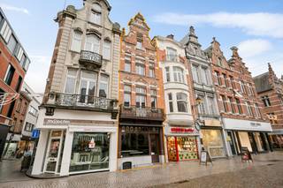 Op een uitstekende locatie, op de Ijzerenleen pal in het centrum van Mechelen, bevindt zich dit karaktervol handelspand. U geniet van een schitterende visibiliteit en een optimale bereikbaarheid in het centrum.<br /><br />Het gelijkvloers omvat een ruime handelsruimte die tal van mogelijkheden biedt en geschikt is voor uiteenlopende commerciële activiteiten. Achteraan bevindt zich een praktische opbergruimte of werkplaats, waar eventueel ook een keuken kan worden ingericht. Daarnaast is er op het gelijkvloers een apart toilet aanwezig.<br /><br />De eerste verdieping beidt nog tal van mogelijkheden voor uitbreiding van de handelsruimte of als woonst. U zou hier een woonkamer kunnen inrichten en een eetkamer met plaats voor een eventuele keuken, evenals een afzonderlijk toilet achteraan. Op de tweede verdieping kunt u twee aparte slaapkamers voorzien. U beschikt op de derde verdieping over een badkamer en een derde slaapkamer.<br /><br />De plannen van het pand zijn terug te vinden bij de bijgevoegde bestanden.<br /><br />Dit is een uitstekende opportuniteit als u op zoek bent naar een zeer interessant handelspand op een toplocatie in Mechelen. Contacteer ons voor meer informatie op 0472/22 12 41 of neem een kijkje op www.boonstravastgoed.be. <br /><br />Bijzonderheden:<br />- Uitstekende locatie<br />- Schitterende visibiliteit<br />- Verschillende mogelijkheden