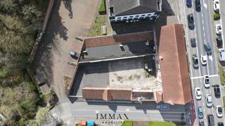 Dit prachtig historische pand 'Hof van Versailles' werd omgebouwd tot een modern kantoorgebouw(1000m² bruto - 811 m² netto) met hoogstaande,...